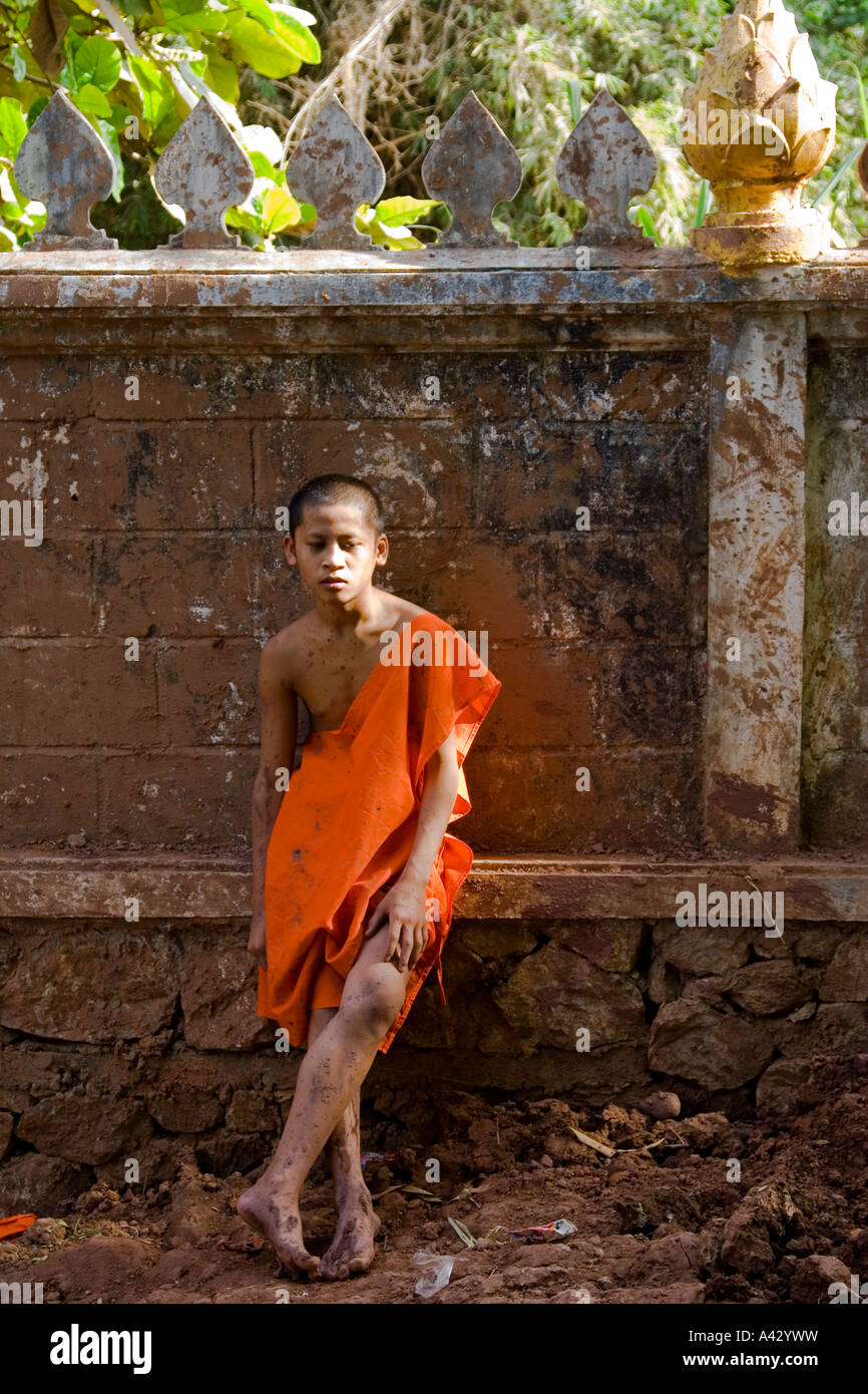 Novize stützte sich auf eine Wand Wat, dass Luang Luang Prabang Laos Stockfoto