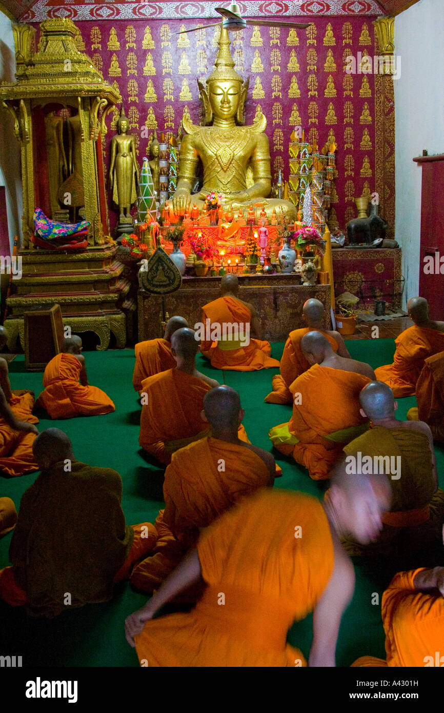 Mönche und Novizen während Gebet Wat Si Bun Heuang Luang Prabang Laos Stockfoto