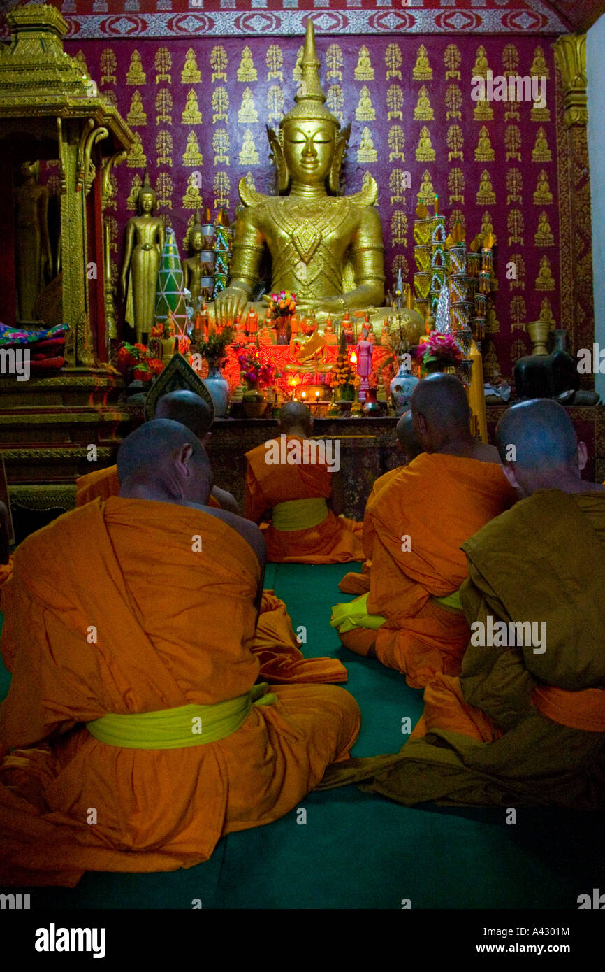 Mönche und Novizen während Gebet Wat Si Bun Heuang Luang Prabang Laos Stockfoto