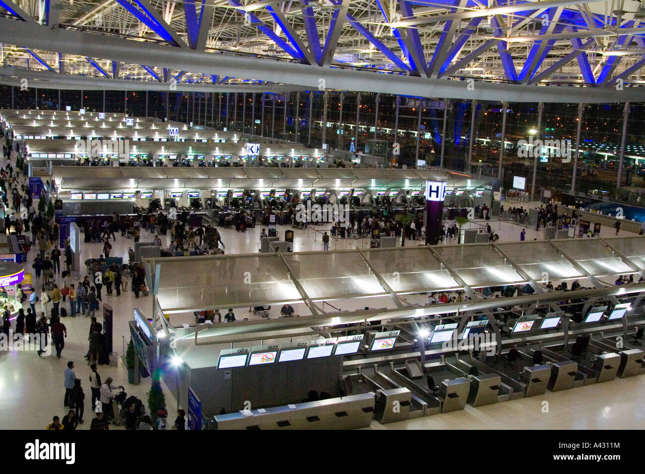 Checkin-Schalter am Suvarnabhumi der neue Flughafen in Bangkok Thailand 2007 beschäftigt Stockfoto