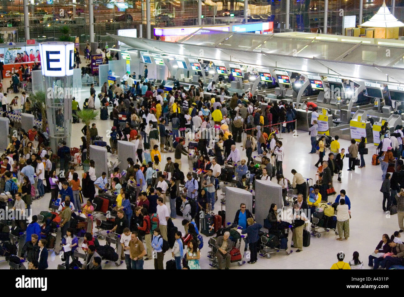 Checkin-Schalter am Suvarnabhumi der neue Flughafen in Bangkok Thailand 2007 beschäftigt Stockfoto