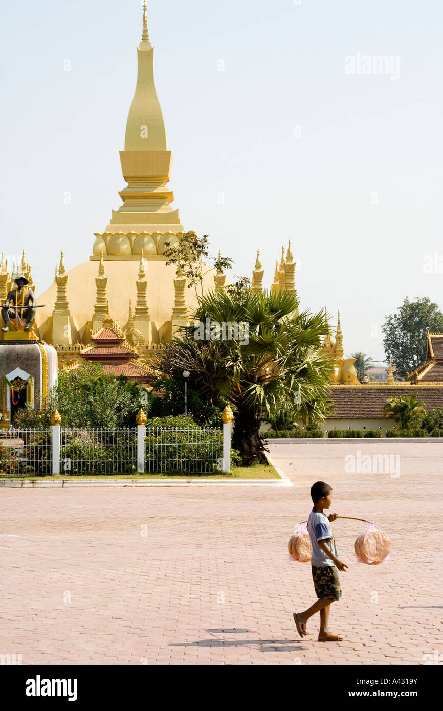 Kleiner Junge verkaufen Snatcks Wat, dass Luang Vientiane Laos Stockfoto