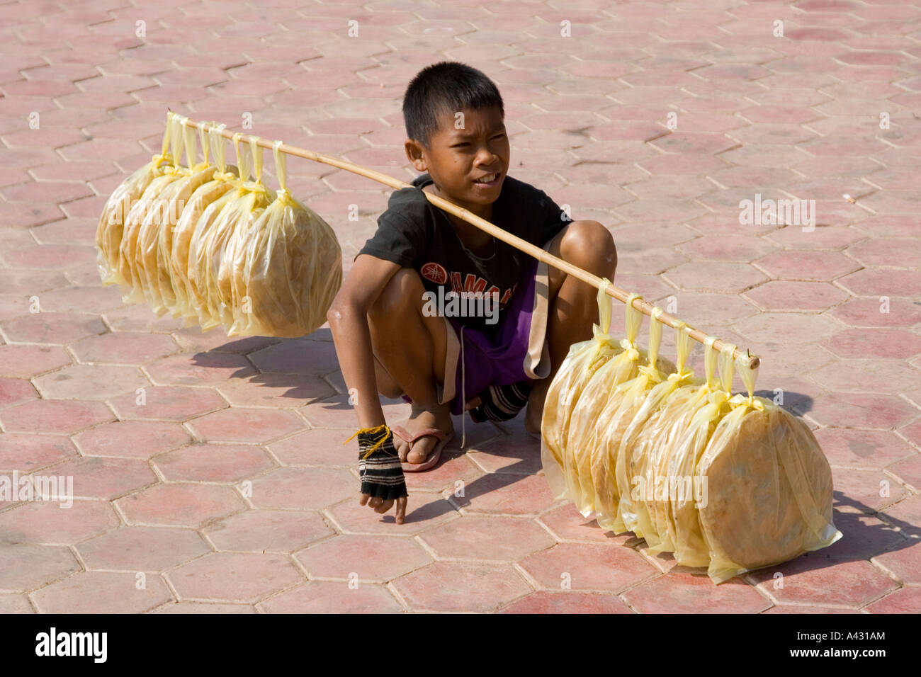 Kleiner Junge verkaufen Snatcks Wat, dass Luang Vientiane Laos Stockfoto