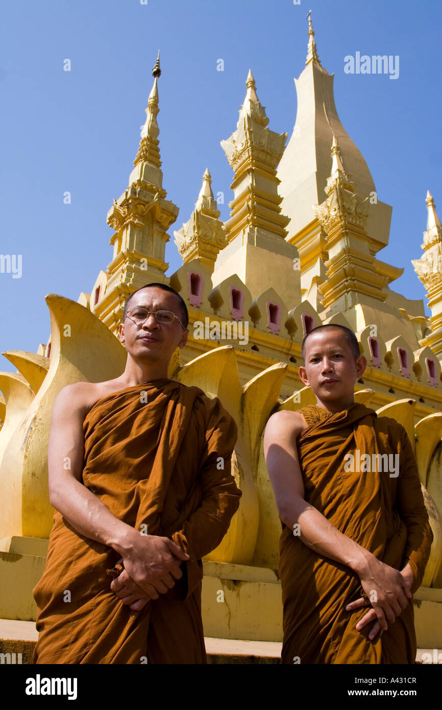 Mönche im Wat, dass Luang Vientiane Laos Stockfoto