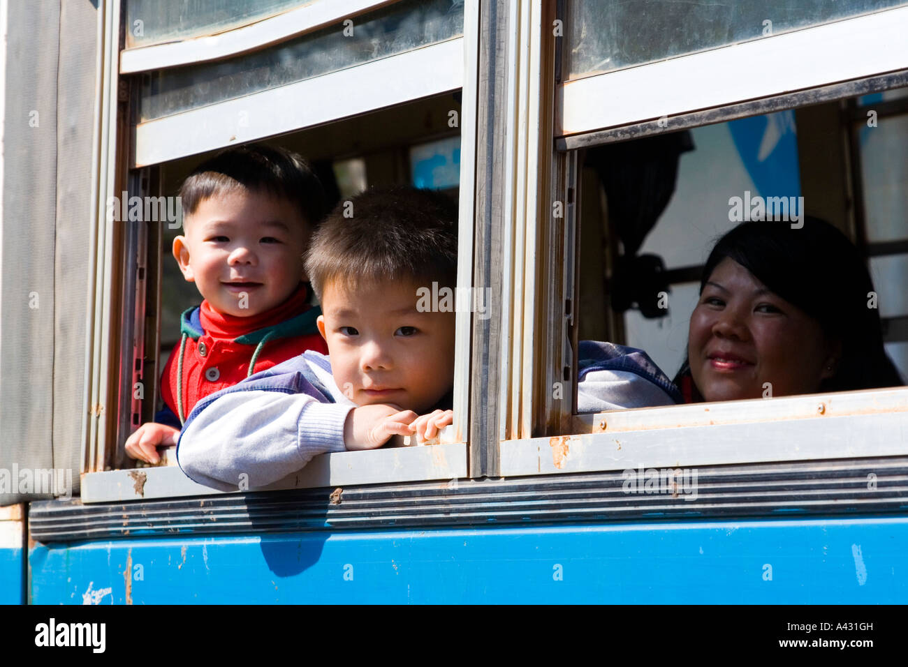 Zwei Brüder auf der Suche einen Bus Fenster Vientiane Laos Stockfoto