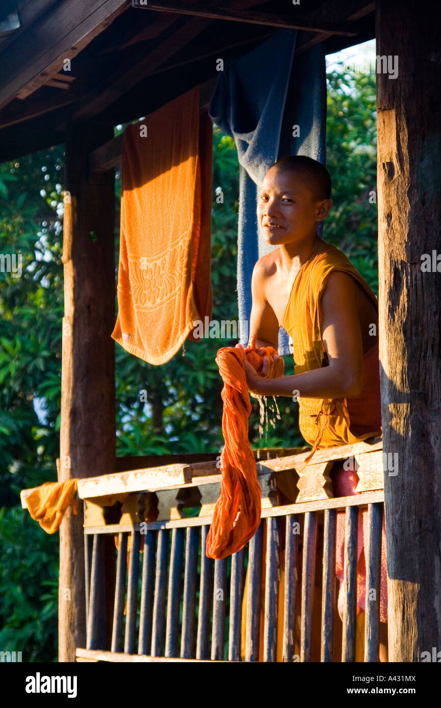 Neuling Mönch auswringen Roben Wat Thad, Vang Vieng Laos Stockfoto