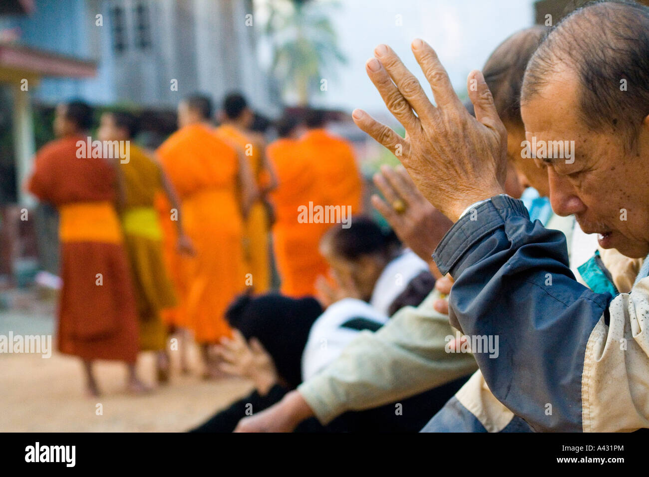 Lokale Leute beten nach dem geben von Almosen Vang Vieng Laos Stockfoto