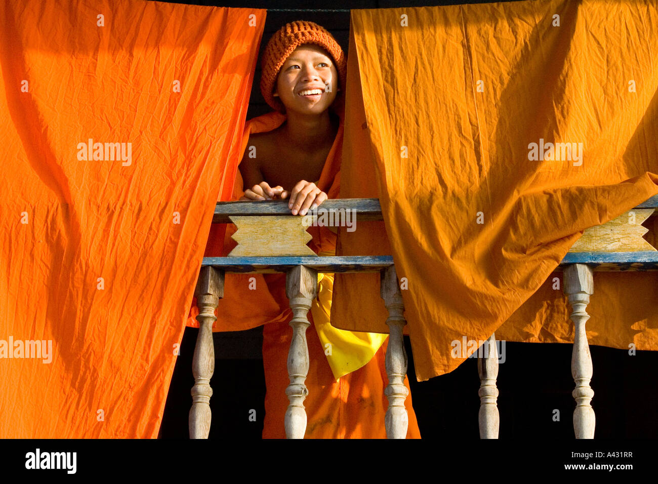 Junge Novize und Trocknung Roben Wat Thad, Vang Vieng Laos Stockfoto