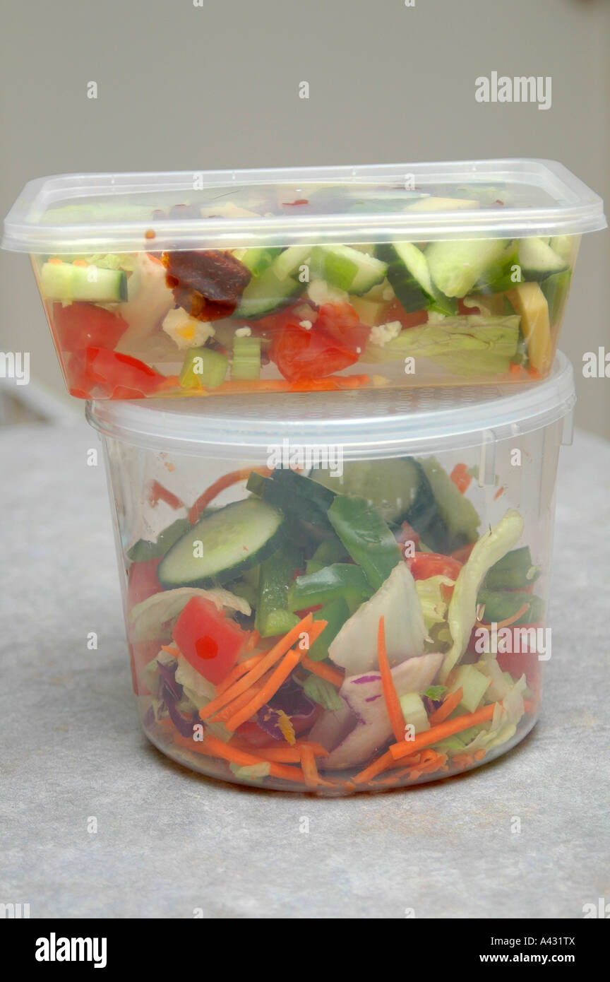 Kunststoff-Behälter voll mit Salat Stockfoto