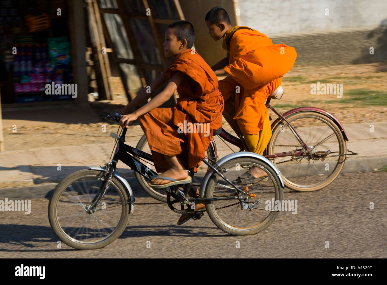 Zwei junge Anfänger Reiten Fahrräder Vang Vieng Laos Stockfoto