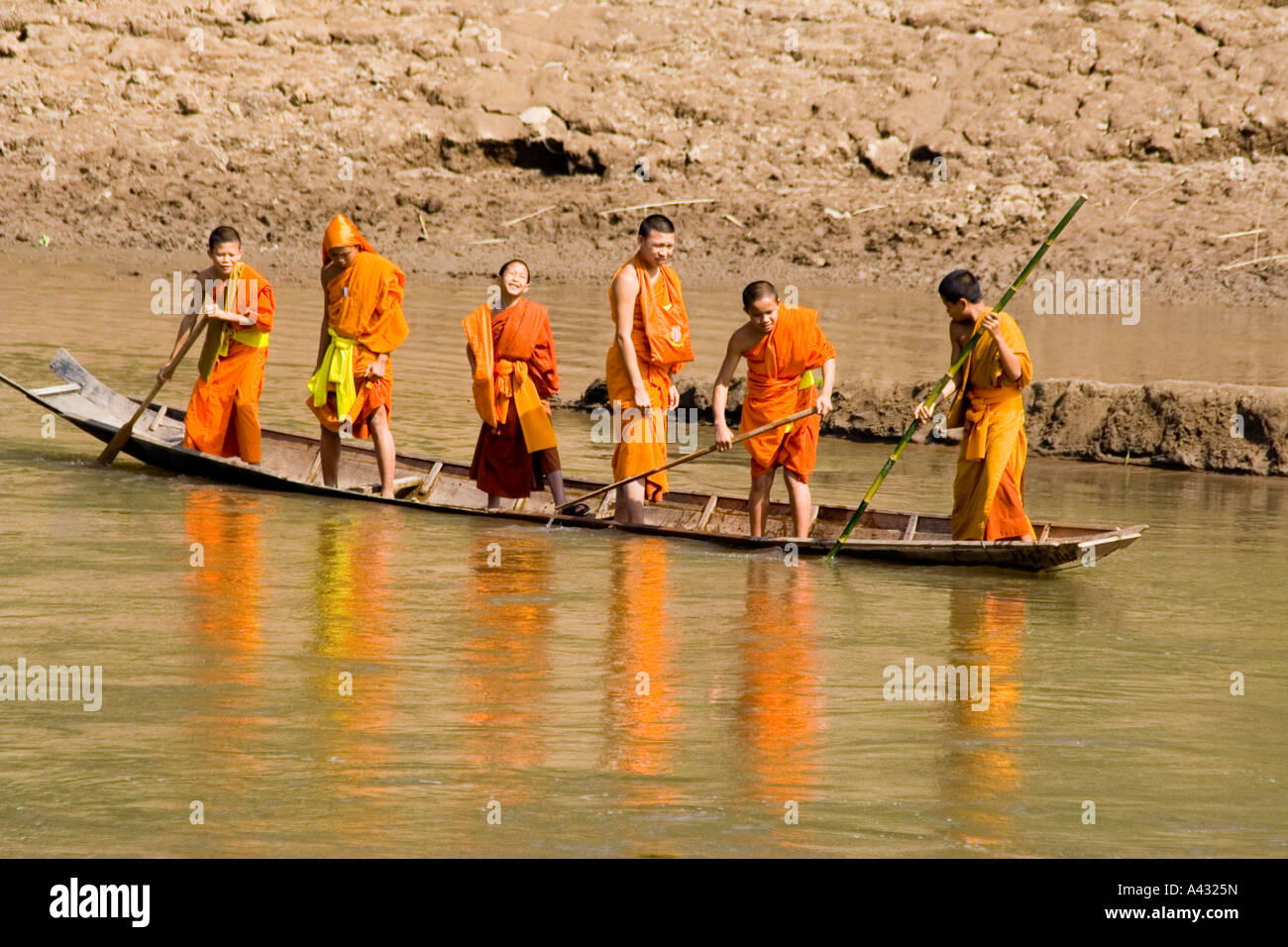 Novizen überqueren Sie den Fluss im Kanu Luang Prabang Laos Stockfoto