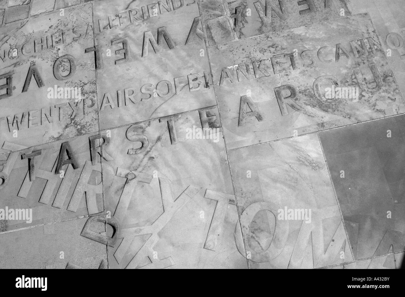 Schnitzen von Alphabet Buchstaben in Pflaster Fliesen, Melbourne Australien Stockfoto
