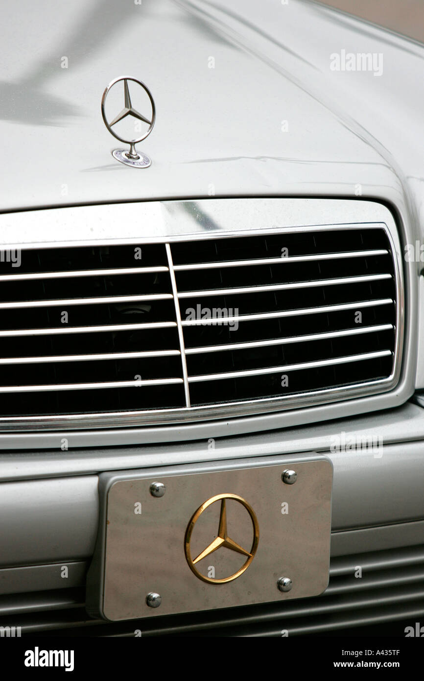 Mercedes-Benz Logo front Stoßstange Auto Sport super Auto Automobil Fahrzeug schnelle Geschwindigkeit macht mächtig Luxus teuren motorart Stockfoto