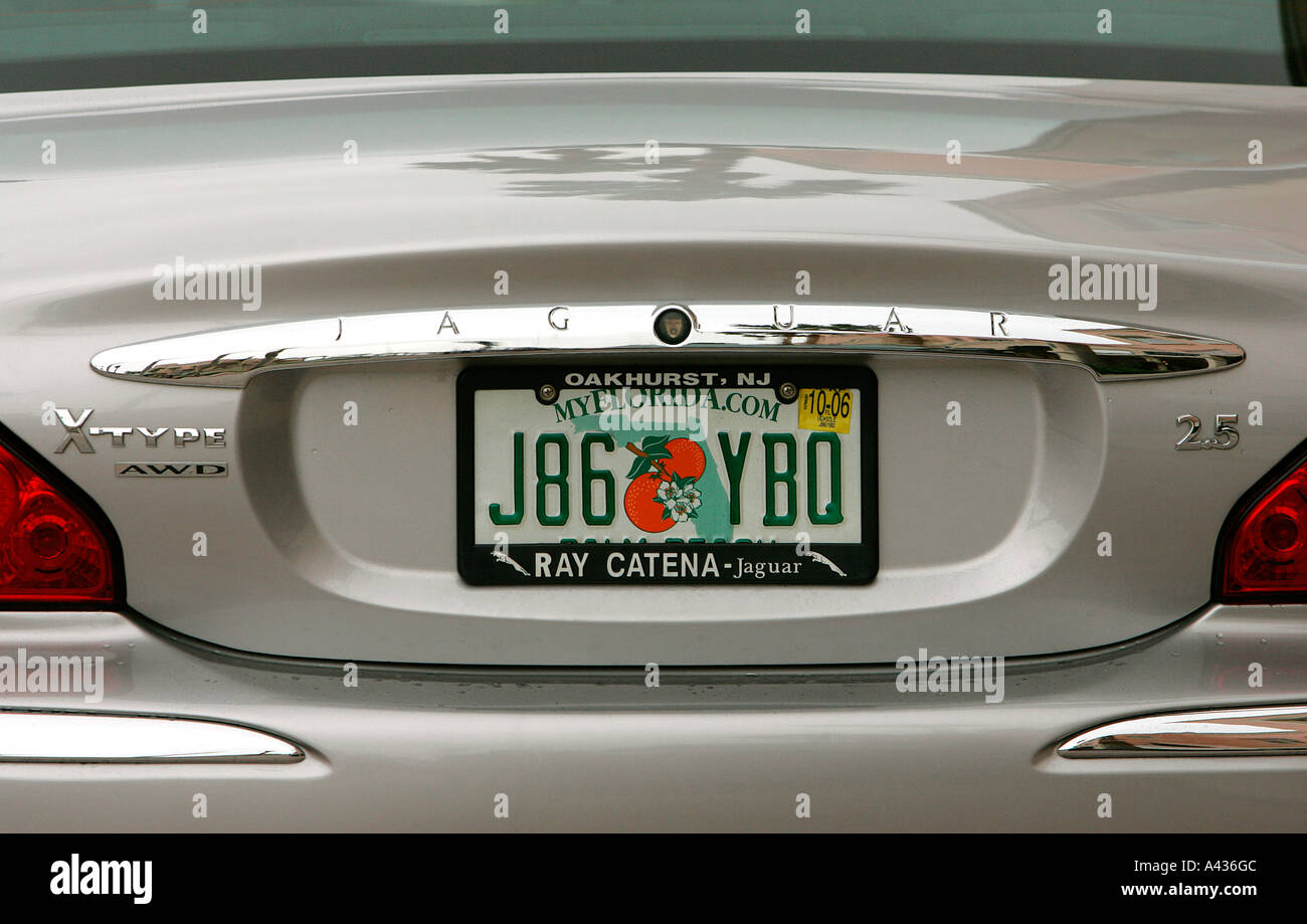 Kfz-Kennzeichen orange weißes Rechteck rechteckig blau gelb rote Kurve schreiben geschrieben Design entworfen Fahrzeug Auto Schriftzug Stockfoto