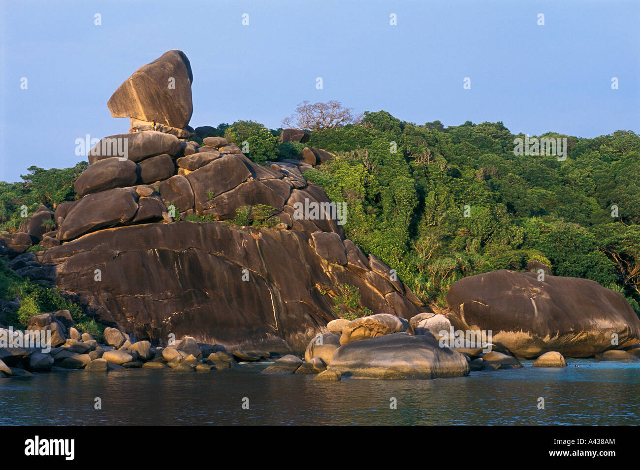 Malerische Aussicht auf Basaltfelsen auf Similan Islands Küste, Thailand. Stockfoto