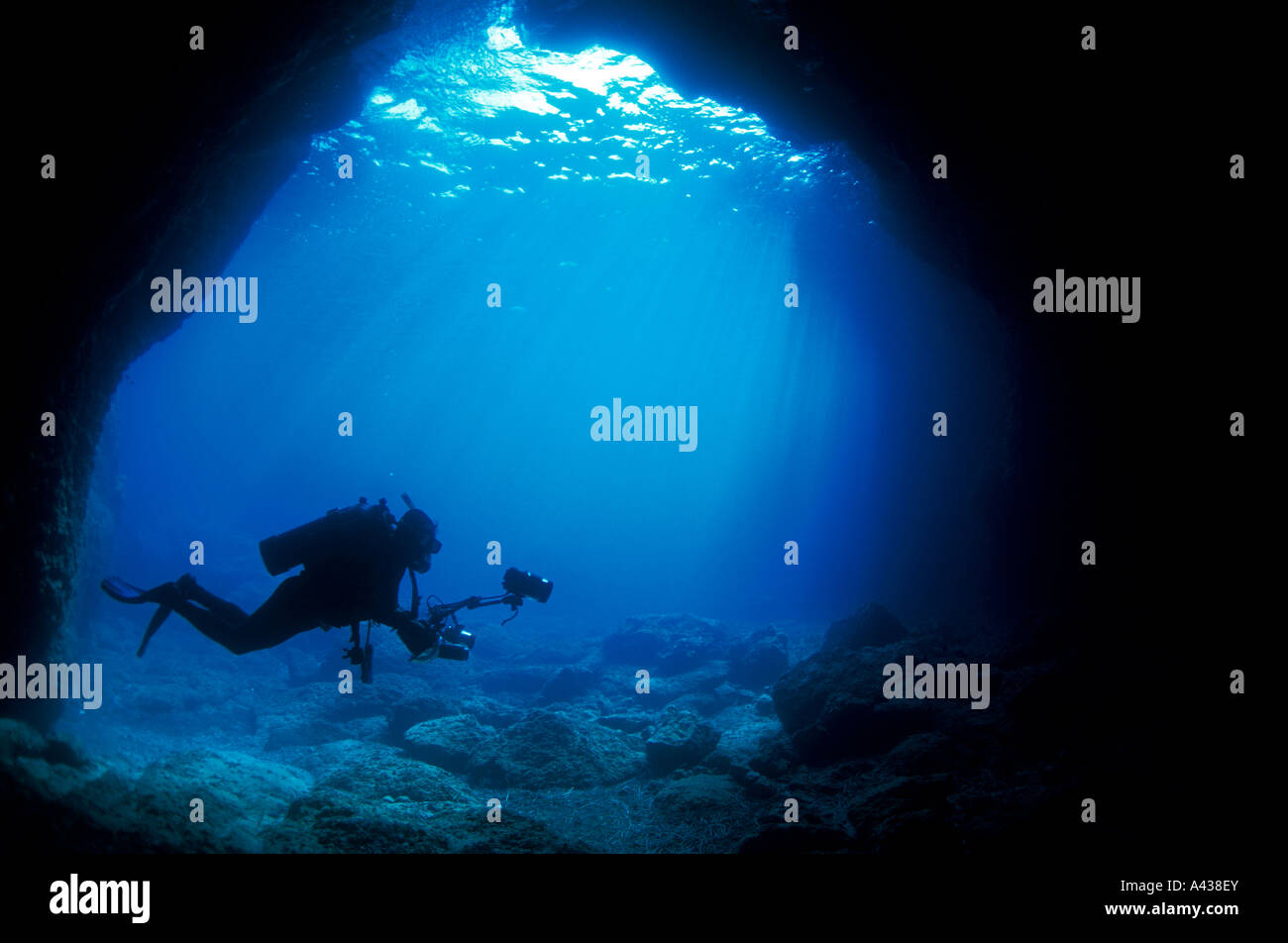 Unterwasser-Fotografen am Eingang einer marine Höhle, Fethiye Türkei. Stockfoto