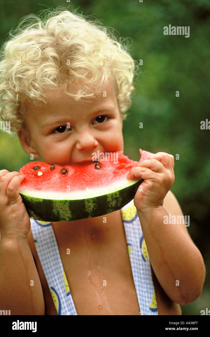 Eine Wassermelone essen Stockfoto