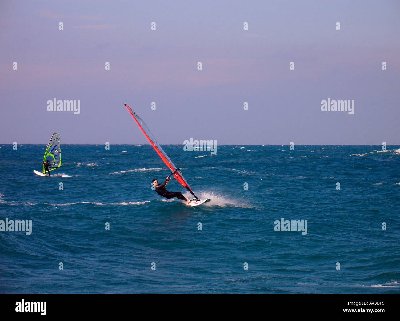 Windsurfer Windsurfen an der Mediterranen Küste von Tel Aviv in Israel. Stockfoto