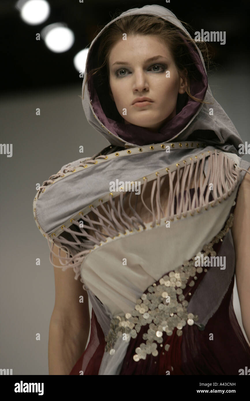 Modelle auf dem Laufsteg bei Bora Aksu Show, London Fashionweek. Stockfoto