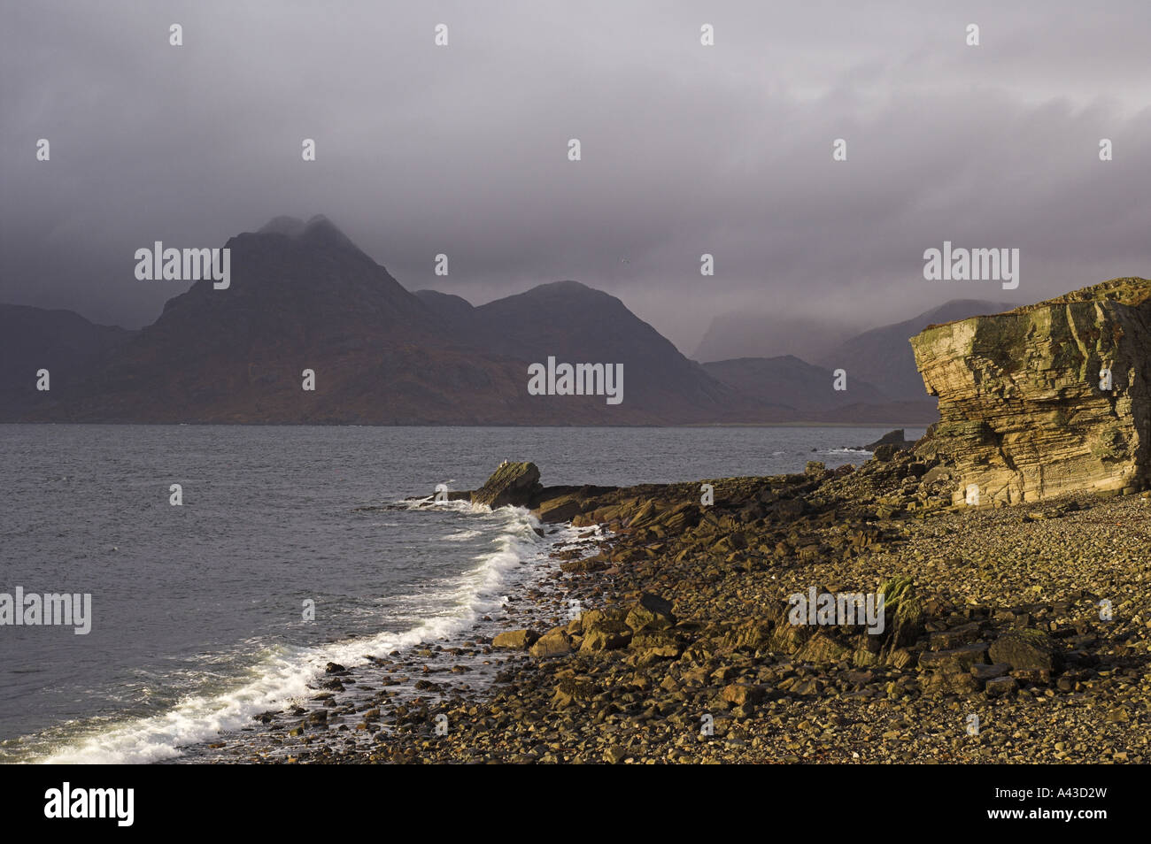 Kiesstrand und Klippe am Elgol, auf der Isle Of Skye auf Sgurr Na Stri in den schwarzen Cullin Bergen. Stockfoto