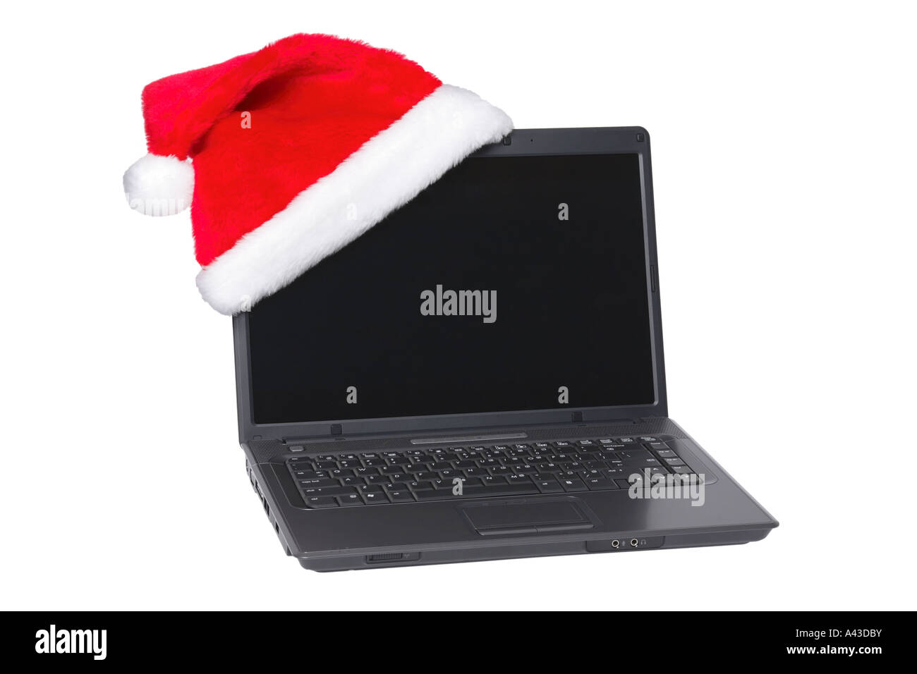 Laptop-Computer mit Weihnachtsmütze ausgeschnitten auf weißem Hintergrund Stockfoto
