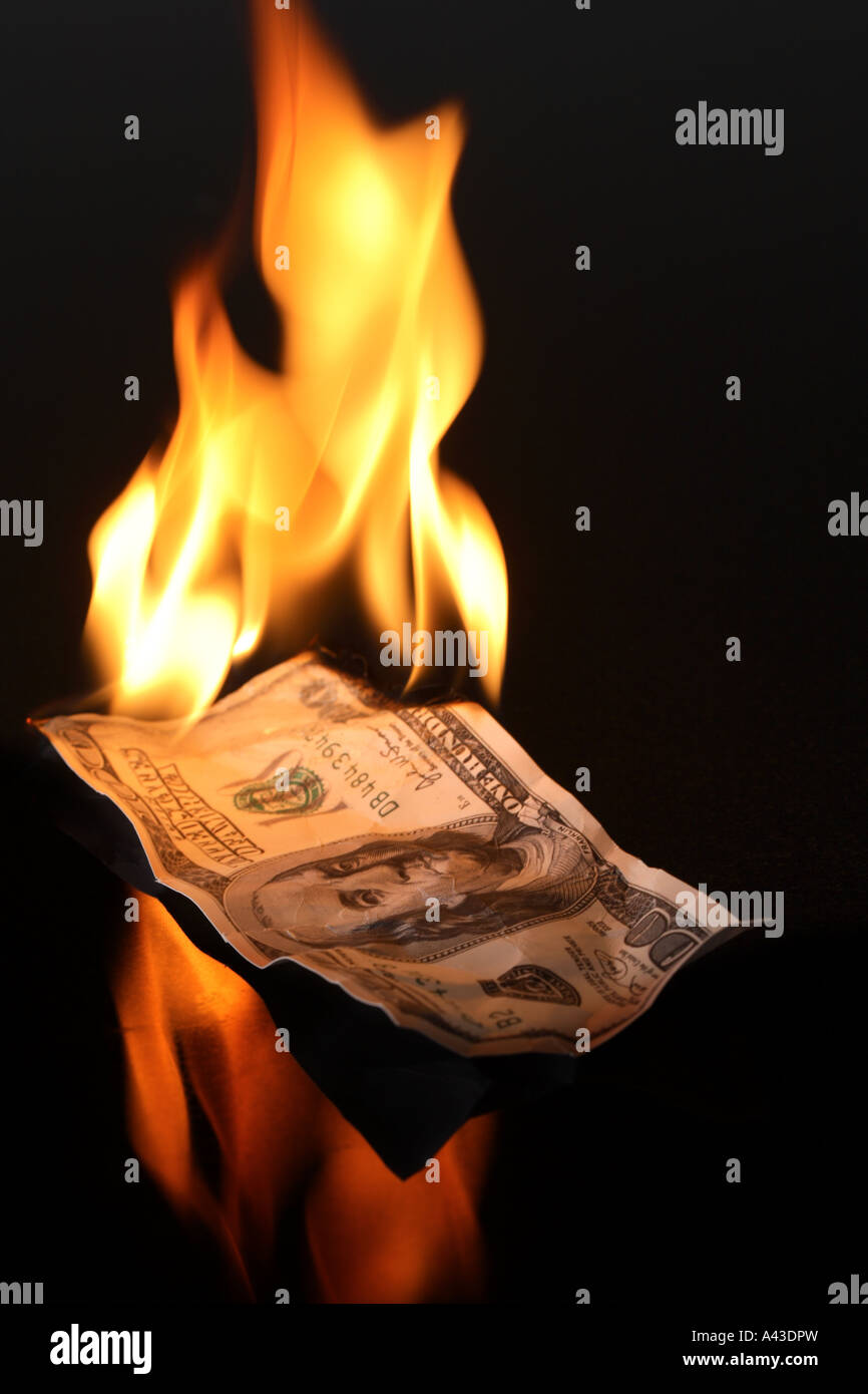 Geld mit Flammen Stockfoto