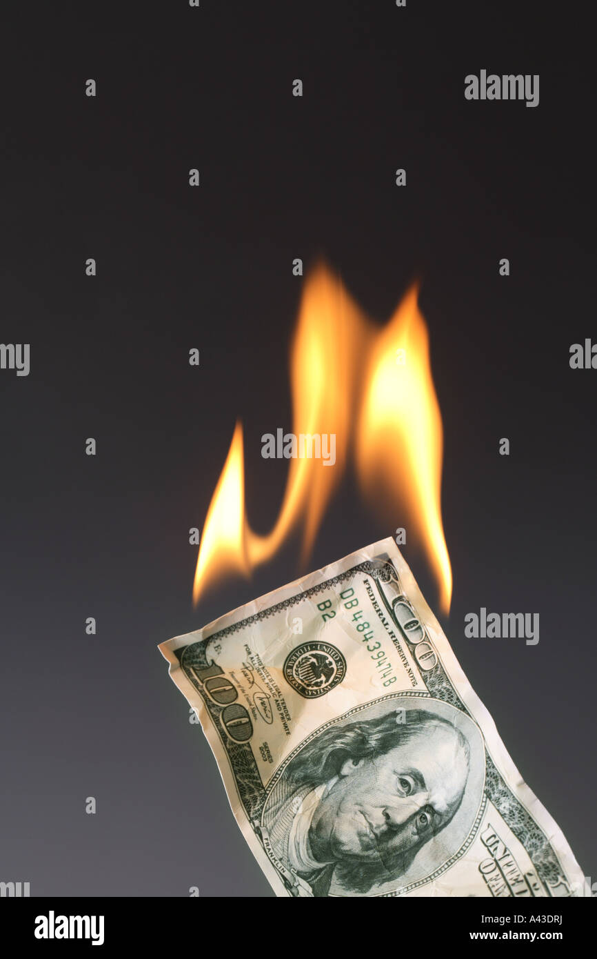 Brennende One Hundred Dollar Bill Stockfoto