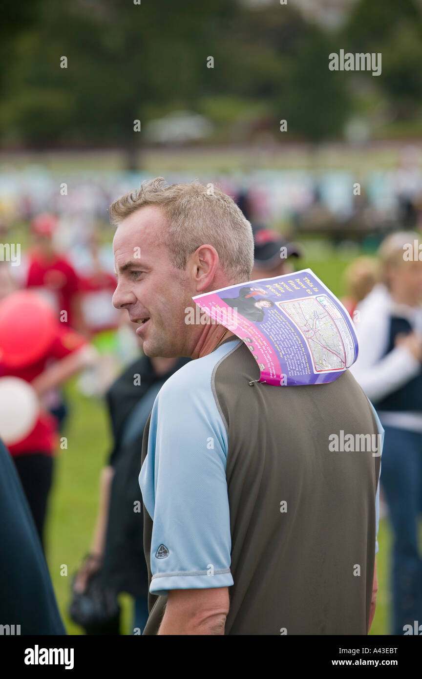 DJ Norman Cook alias FatBoy Slim seine Startnummer auf dem Rücken tragen, nur nach Abschluss ein Charity-Spaß laufen Brighton UK Stockfoto