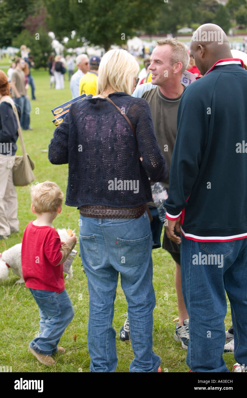 Star DJ Norman Cook alias FatBoy Slim mit Frau Zoe Ball und Sohn Woody nach dem Wettkampf in einem Charity-Spaß Stockfoto