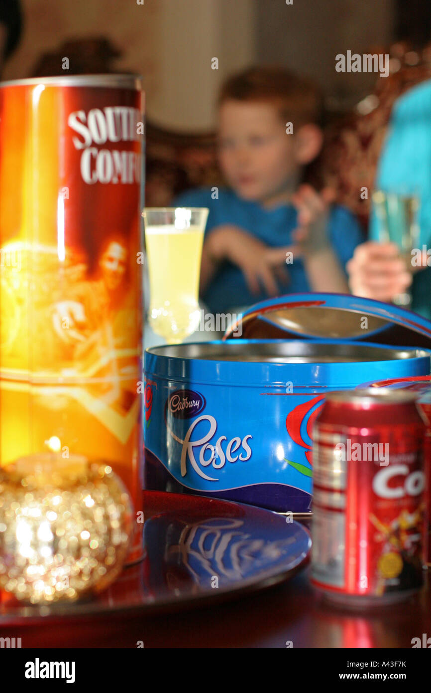 Wiederverwertbare Metall Stahl Behälter Dosen Aludosen Verpackung auf einem Couchtisch während Weihnachten Weihnachtsfeier Stockfoto