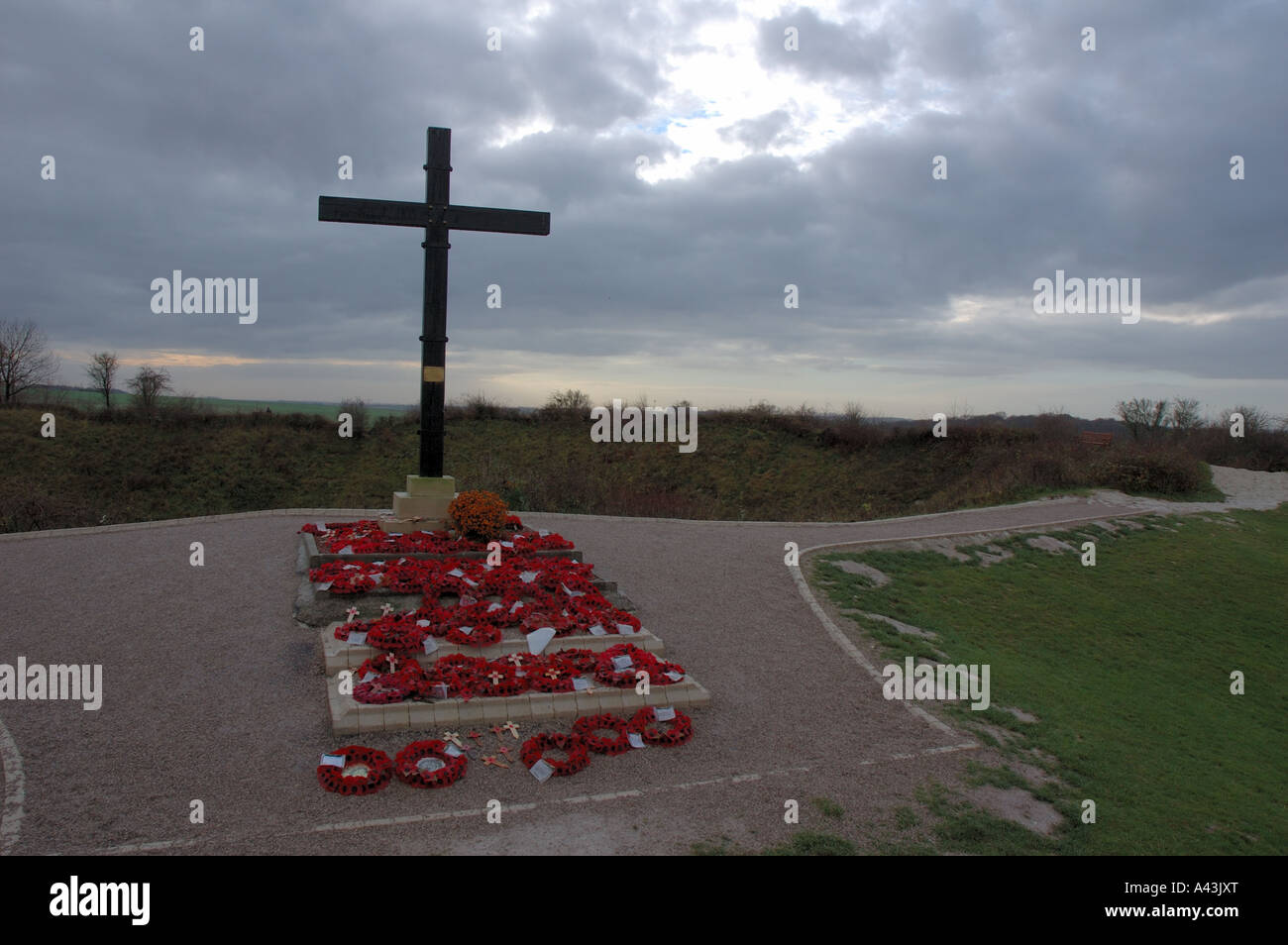 Gedenkstätte Kreuz am Rand der Lochnagar Crater, verursacht durch die größte Explosion der ersten Weltkrieg, La Boisselle, La Boisselle, Frankreich Stockfoto