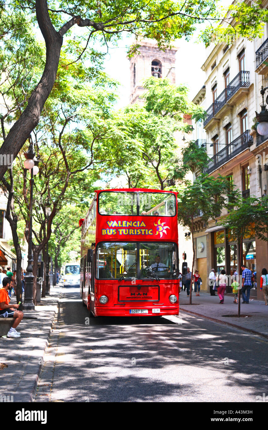 SPANIEN-VALENCIA-SIGHTSEEING-BUS AUF DER GRÜNEN STRAßE IN VALENCIA Stockfoto