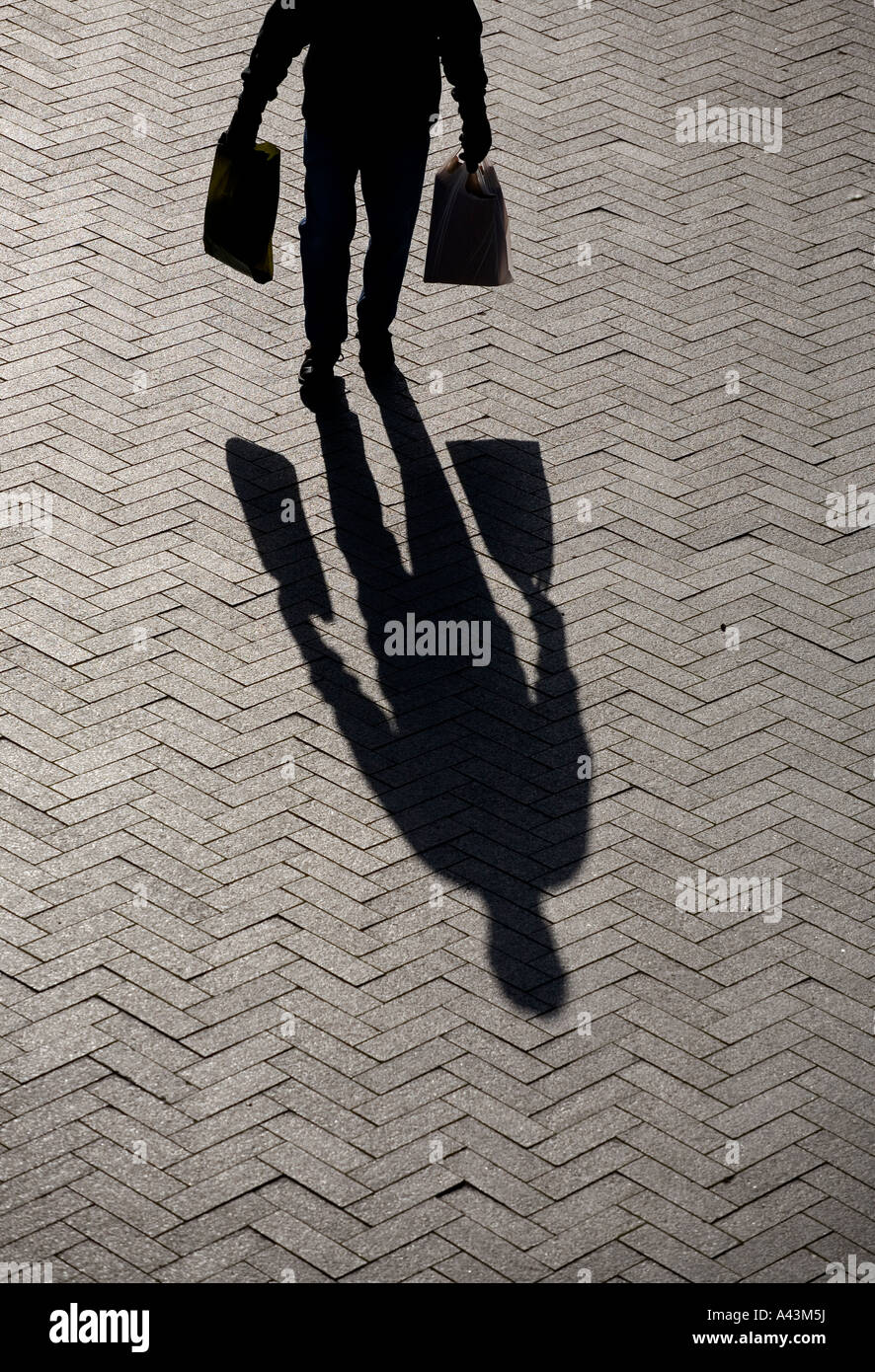 Der Schatten eines Shopper in Bullring Shopping Centre Birmingham West Midlands England Stockfoto