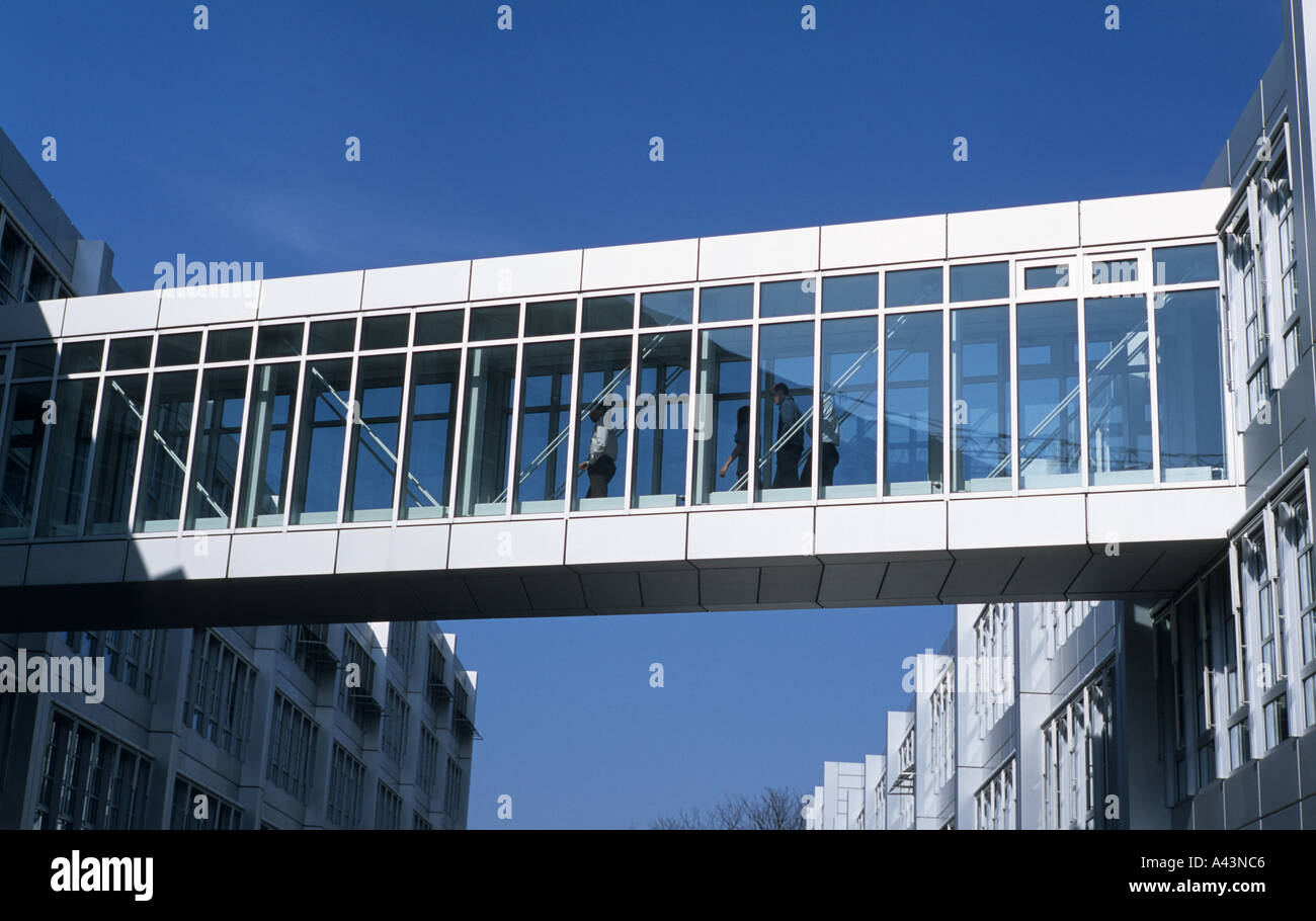 Brücke zwischen Bürogebäuden Stockfoto