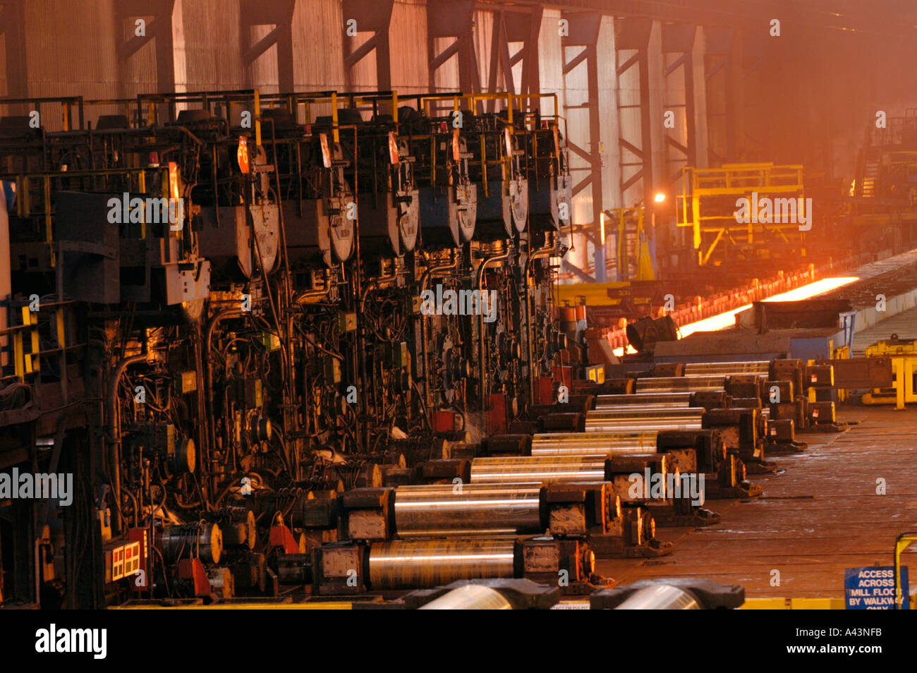 Stahlblech, auf der Warmbreitbandstraße bei Corus Llanwern Stahlwerk Newport South Wales UK gerollt Stockfoto