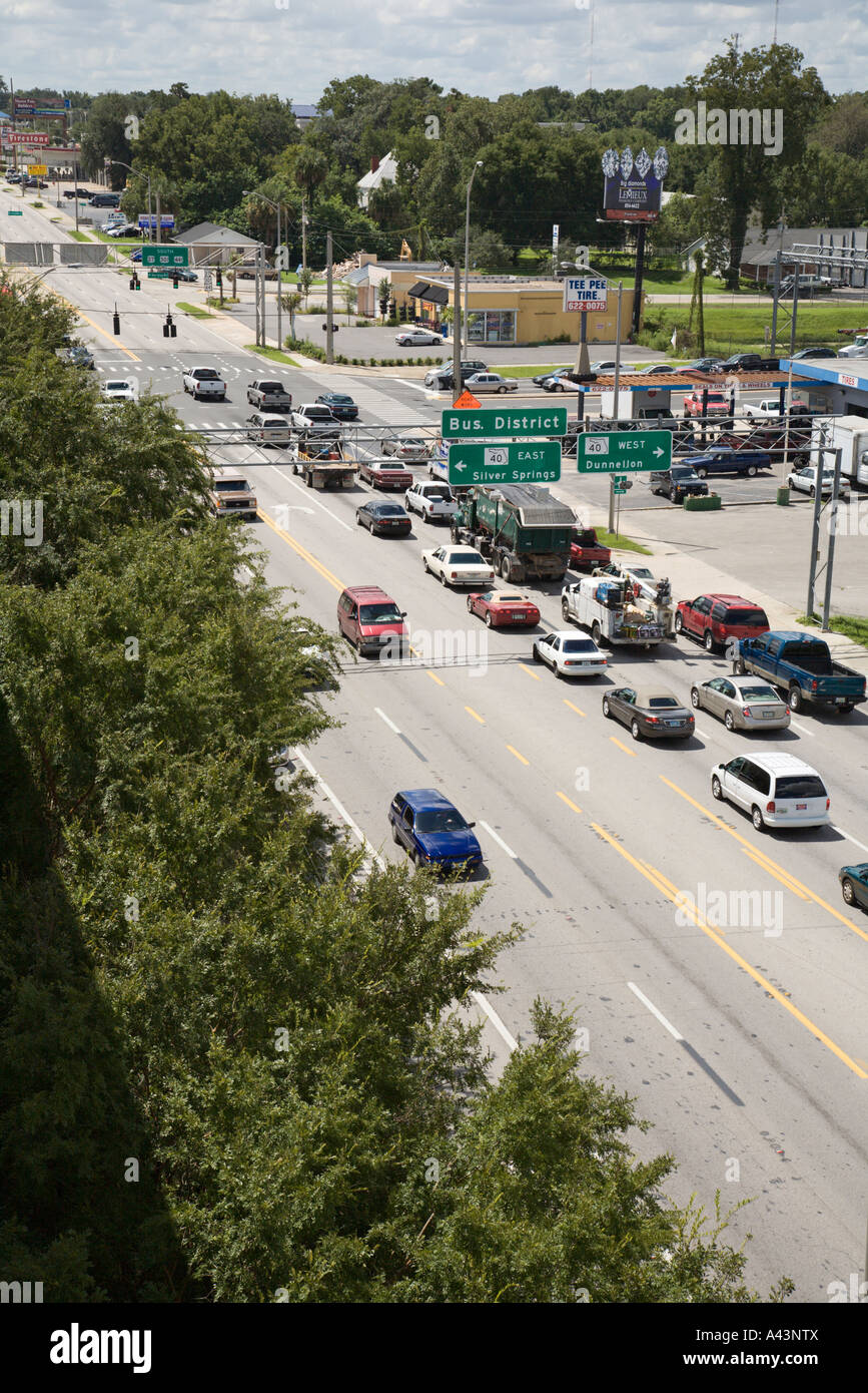 Blick auf Verkehr auf US441 durch Ocala, Florida, USA Stockfoto