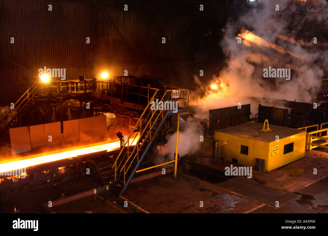 Stahlblech, auf der Warmbreitbandstraße bei Corus Llanwern Stahlwerk Newport South Wales UK gerollt Stockfoto