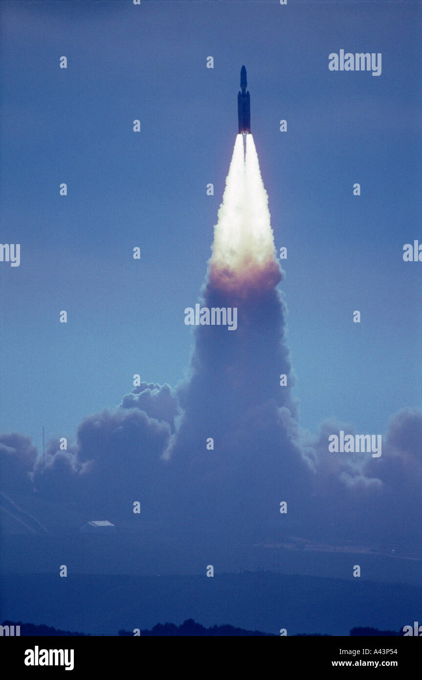 Eine Lockheed Martin Titan IV Raum Booster hebt einen Satelliten in eine polare Umlaufbahn von Vandenberg AFB California Stockfoto