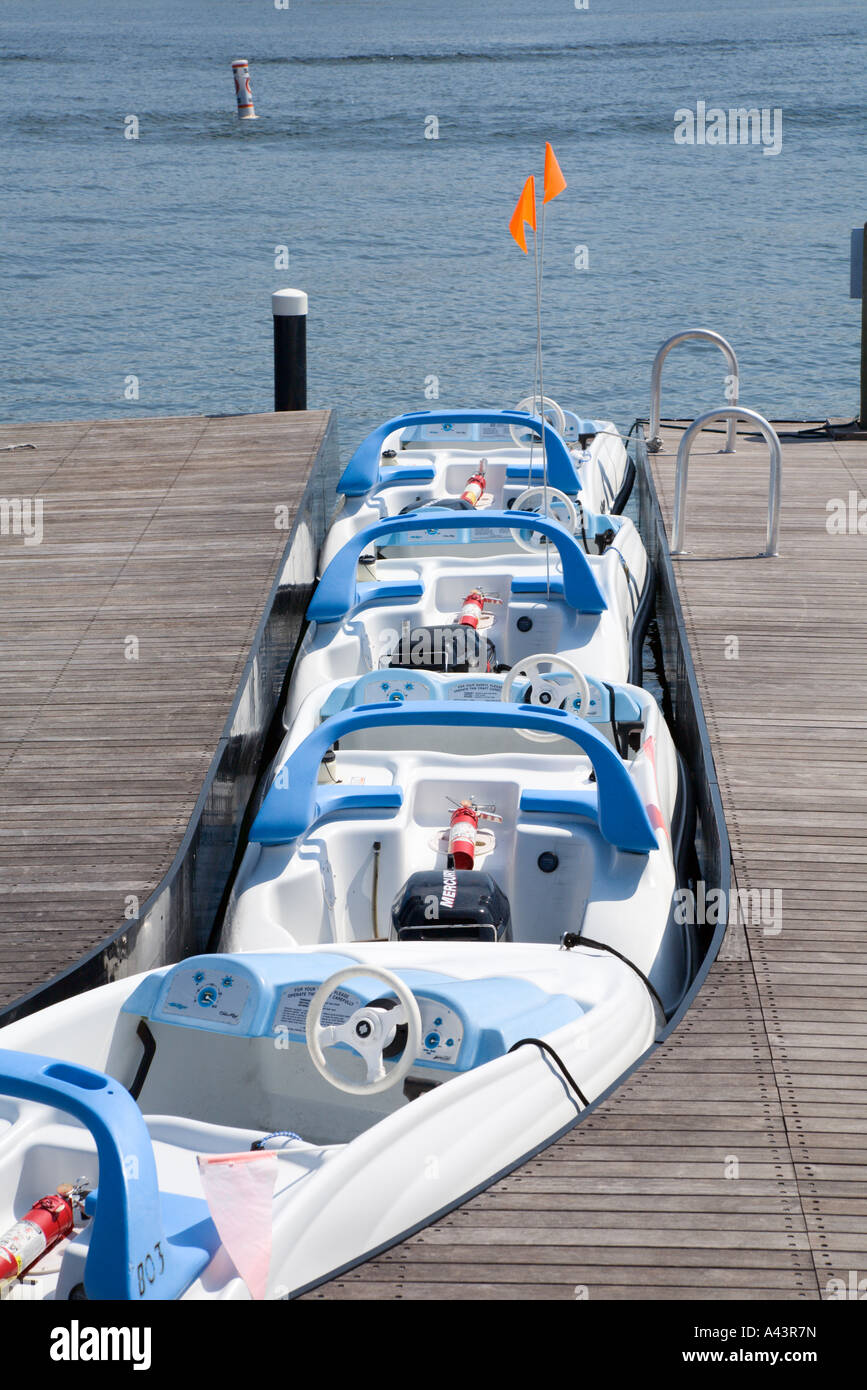 Vermietung-Schnellboote aufgereiht warten auf Kunden Stockfoto