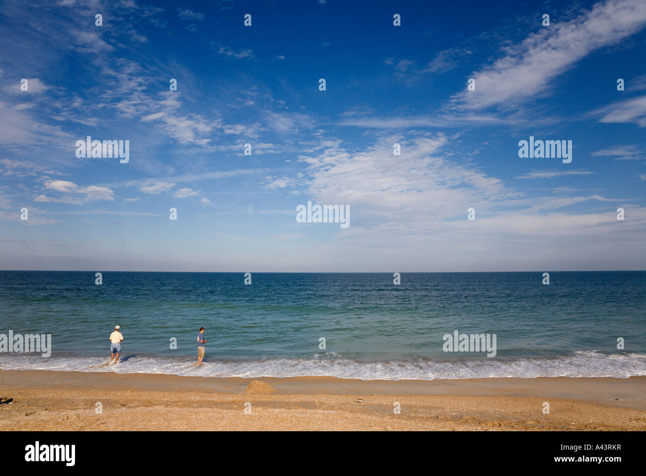 Angeln am weiten Strand in der Nähe von St. Augustine, Florida, USA Stockfoto