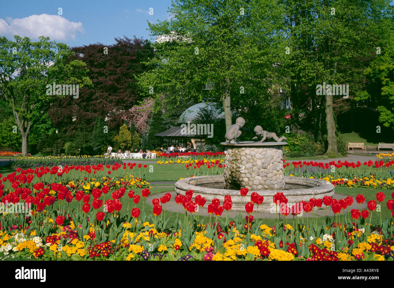 Frühling Blumen Skulptur und Café, Valley Gardens, Harrogate, North Yorkshire, England, UK. Stockfoto