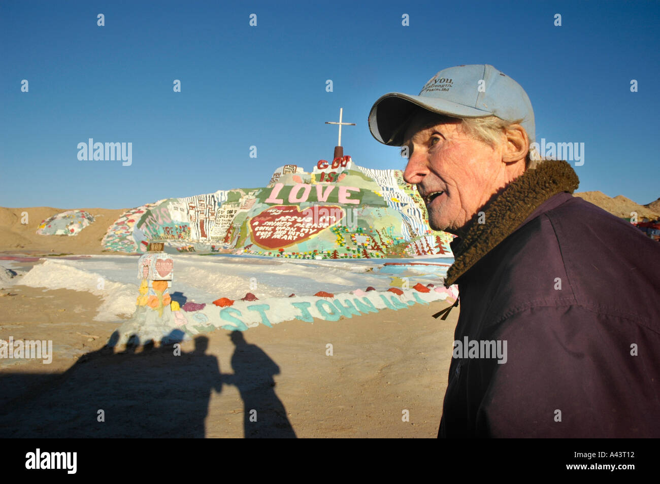 Ein Mann s Salvation Mountain in CA Wüste der USA-Hommage an Gott und Jesus Leonard Knight von Niland Kalifornien Stockfoto