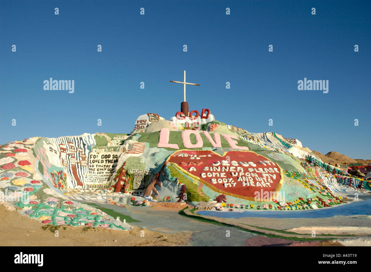 Ein Mann s Salvation Mountain in CA Wüste der USA-Hommage an Gott und Jesus Leonard Knight von Niland Kalifornien Stockfoto