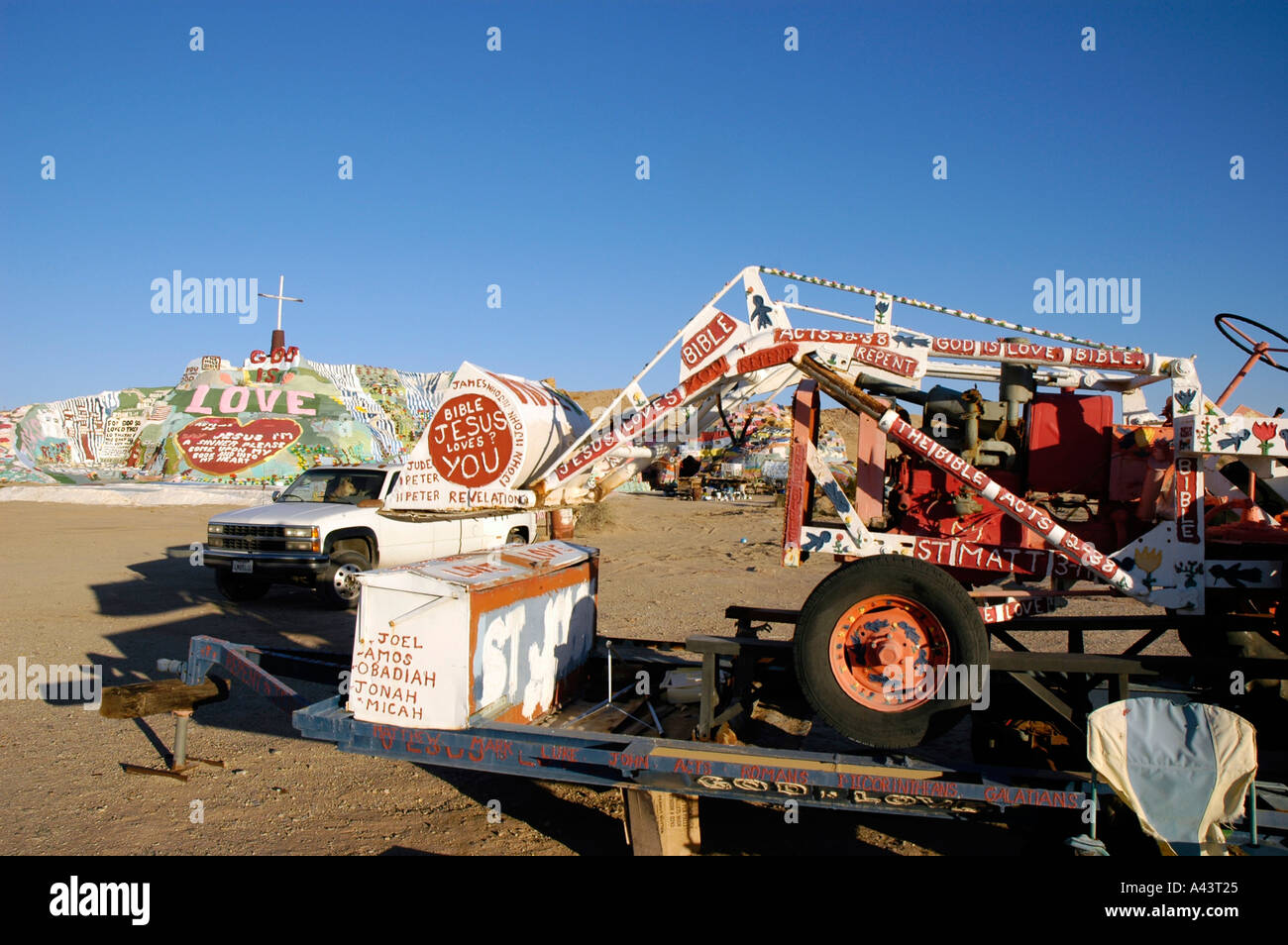 Ein Mann s Salvation Mountain in CA Wüste der USA-Hommage an Gott und Jesus Leonard Knight von Niland Kalifornien Stockfoto