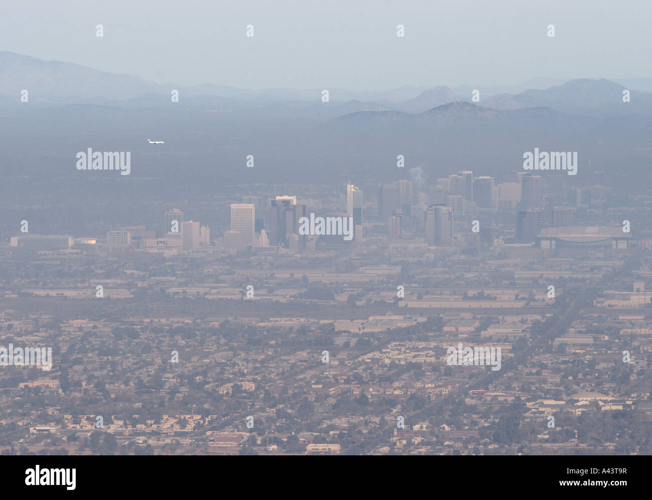 Luftaufnahme von Phoenix, Arizona im Smog aus South Mountain Stockfoto