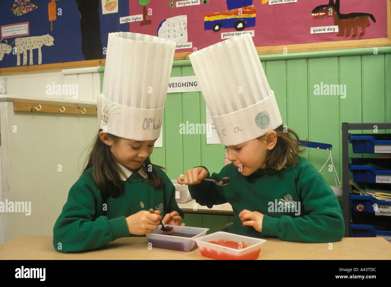 Kinder lernen, Essen zu probieren Grundschule Putney London. Tening zu verstehen, wie Geschmack funktioniert UK 1990er UK HOMER SYKES Stockfoto