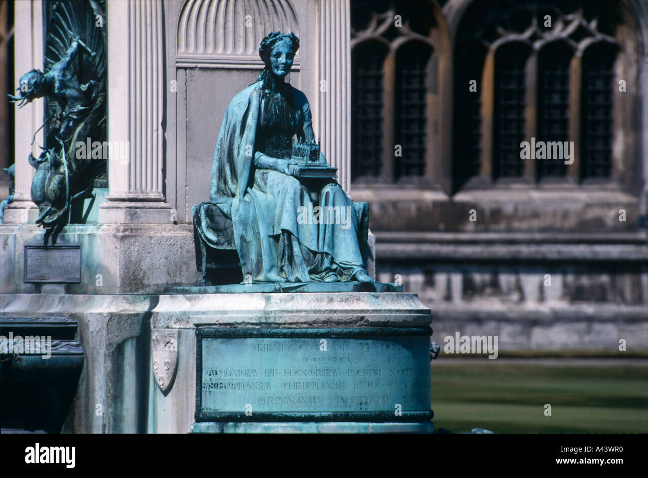 Kings College Cambridge vor Gericht Brunnen sitzen Holding-Modell der Kapelle Stockfoto