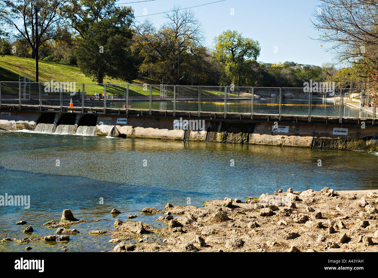 TEXAS Austin Barton Springs Schwimmbad gespeist von unterirdischen Quellen im Zilker Park dam Steuerelemente Wasserstand Stockfoto