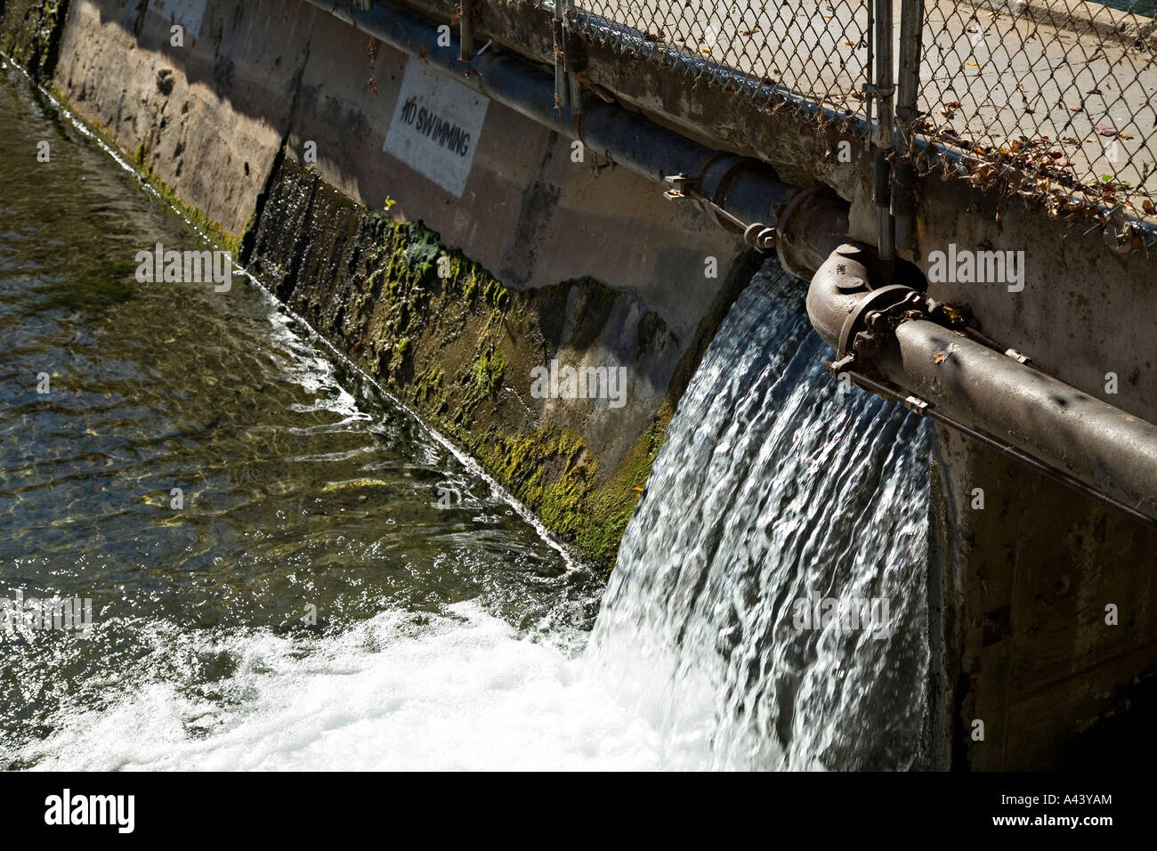 TEXAS Austin Barton Springs Wasser gießen durch die Öffnung im Damm, der Wasserstand kontrolliert keine Warnzeichen schwimmen Stockfoto