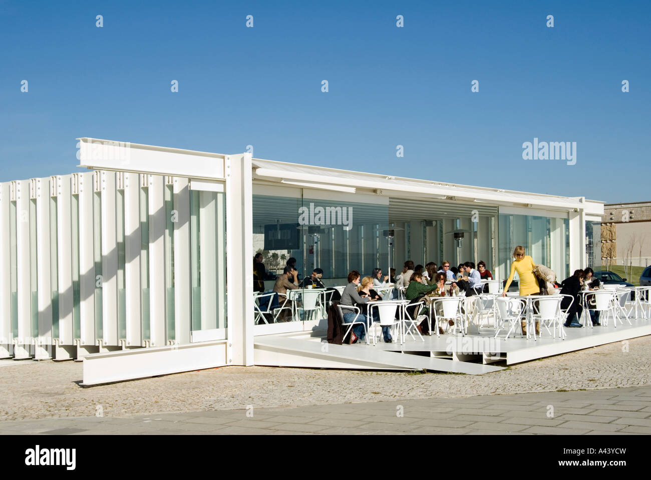 Moderne riverside Café auf den RIO TEJO im Stadtteil BELEM Lissabon Portugal Stockfoto